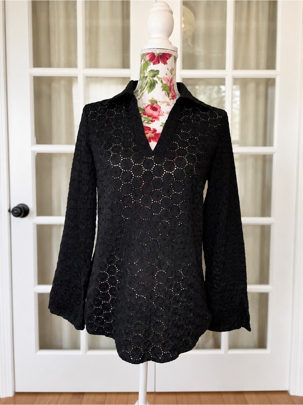 Autograph New York Black Eyelet Lace Cotton Blouse Bell Sleeve Split Neck Sz M